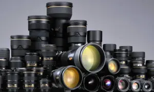 Kolekcja obiektywów Nikon, w tym teleobiektyw 300mm, pokazuje imponujące możliwości przybliżenia.