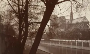 Paryż, zimowy widok na Sekwanę i Notre Dame, uchwycony przez Eugene'a Atgeta.