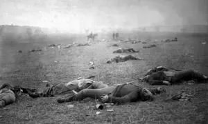Pole bitwy po starciu, żołnierze leżą martwi. Mathew Brady uchwycił ten tragiczny widok.
