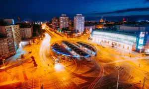 Nocne miasto z widokiem na pętlę tramwajową i dworzec, uchwycone obiektywem kitowym.