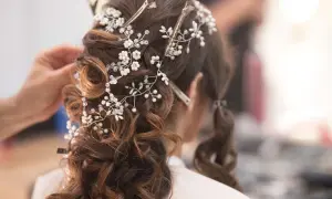 Eleganckie fryzury ślubne z perłami i kryształkami, tworzące romantyczny wygląd.