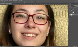 Jak usunąć odbicie w okularach na zdjęciu? Na ekranie widać program do edycji grafiki, gdzie młoda kobieta w okularach jest w trakcie retuszu.