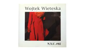 Wojtek Wieteska w czerwonym płaszczu na tle nocnego miasta. N.Y.C. #02.