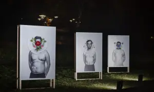 Portrety mężczyzn z kwiatami zamiast twarzy, część projektu "Bartek Jakubowski". Nocna ekspozycja w parku.