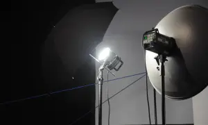 Ustawienie lampy błyskowej: jeden flesz odbija światło od parasolki, drugi świeci przez czaszę.
