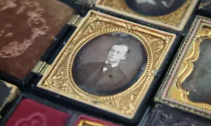 Portret mężczyzny w ozdobnej ramce, dzieło w stylu louis daguerre.