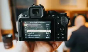 Menu nagrywania wideo aparatu Nikon. Wyświetlone opcje to m.in. redukcja migotania, pomiar ekspozycji i tryb ustawiania ostrości.