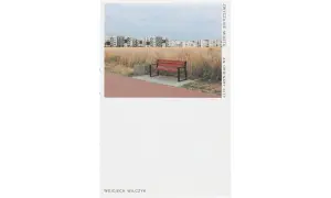 Wojciech Wilczyk uchwycił pustą ławkę na tle pól i bloków mieszkalnych. Tytuł "Zwyczajne miasto" idealnie oddaje atmosferę.
