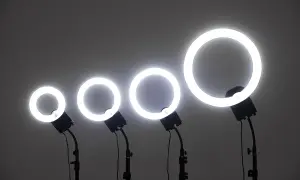 Cztery lampy pierścieniowe o różnej wielkości, idealne jako lampa do zdjęć w domu.