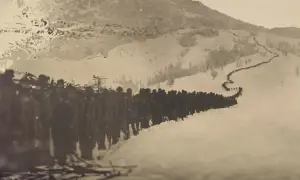 Agnieszka Rayss uchwyciła długi rząd żołnierzy w zimowym krajobrazie, maszerujących przez ośnieżone wzgórza.
