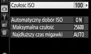 Ekran aparatu z ustawieniami czułości ISO. Widoczna opcja "Czułość ISO" ustawiona na 100, co sugeruje tryb manualny.