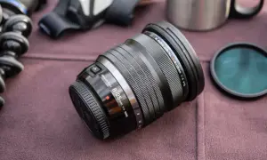 Obiektyw OM SYSTEM M. ZUIKO DIGITAL 8-25mm 1:4 PRO. Idealny do krajobrazów i szerokich ujęć, pokazuje jaki obiektyw do czego.