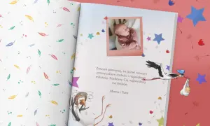 Urocze cytaty do albumu dla dziadków: zdjęcie noworodka, bocian z dzidziusiem i wzory piórek.