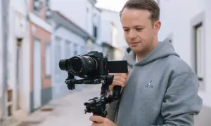 Mężczyzna trzyma stabilizator z korpusem aparatu fotograficznego Sony Alpha 7.