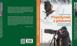 Okładka książki "Pojedynek z ptakami" Tomasza Kłosowskiego, z orłem w locie i fotografem z aparatem.