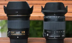 Obiektyw 18-200 mm idealny do wszechstronnych zdjęć, od krajobrazów po portrety. Obok obiektyw stałoogniskowy.