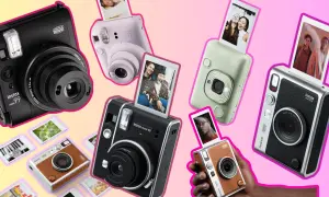 Kolekcja aparatów natychmiastowych marki japońskiego aparatu fotograficznego Fujifilm Instax, w różnych kolorach i modelach, z wydrukowanymi zdjęciami.