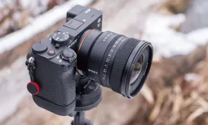Aparat Sony z obiektywem 16mm f/1.8, idealny do krajobrazu. Ustawiony na statywie, gotowy do uchwycenia zimowego pejzażu.
