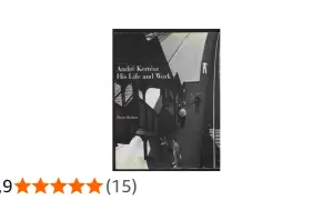 Okładka książki "André Kertész: His Life and Work" z czarno-białym zdjęciem ludzi na peronie.