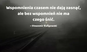 Wspomnienia, które mogą stać się inspiracją do fotoksiążki. Mglisty krajobraz torów kolejowych podkreśla głębię cytatu.