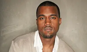 Portret Kanye Westa, ikony muzyki. Ta fotografia gwiazd uchwyciła jego charakterystyczny styl.