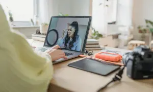 Osoba pracuje przy laptopie, poprawiając makijaż na zdjęciu. W tle widać aparat i dysk zewnętrzny, sugerując pracę nad rozjaśnianiem zdjęć.