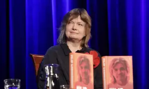 Maja Łobodzińska siedzi obok dwóch książek z wizerunkiem Filipa.