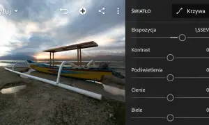 Łódź na plaży podczas zachodu słońca, w trakcie obróbki raw. Widoczne suwaki ekspozycji, kontrastu, podświetleń, cieni i bieli.