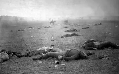 Pole bitwy po starciu, żołnierze leżą martwi. Mathew Brady uchwycił ten tragiczny widok.