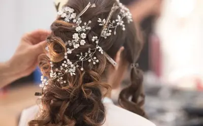 Eleganckie fryzury ślubne z perłami i kryształkami, tworzące romantyczny wygląd.