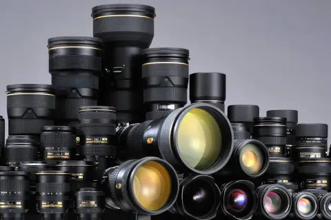 Kolekcja obiektywów Nikon, w tym teleobiektyw 300mm, pokazuje imponujące możliwości przybliżenia.