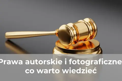 Złoty młotek sędziowski na tle szarości. Tekst: Prawa autorskie i fotograficzne: co warto wiedzieć.