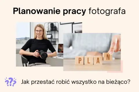 Uśmiechnięta fotografka z aparatem i kostki z napisem PLAN. Jak przestać robić wszystko na bieżąco?
