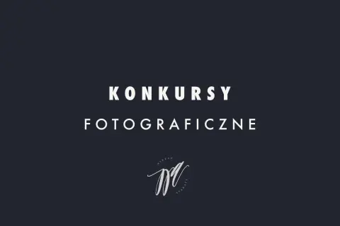 Konkursy fotograficzne dla młodzieży. Logo "Niezłe Aparaty" na ciemnym tle.
