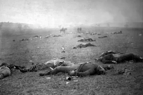 Pole bitwy po starciu, żołnierze leżą martwi. Mathew Brady uchwycił ten tragiczny widok.