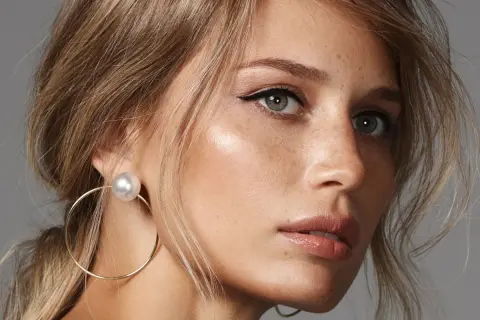 Delikatny makijaż ślubny dla blondynek z subtelnym podkreśleniem oczu i błyszczącymi ustami. Idealny na ten wyjątkowy dzień.