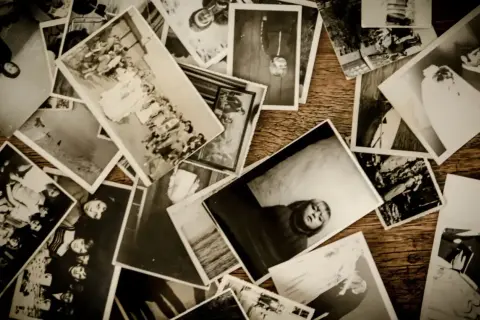 Stare fotografie, ślub, dzieci, ludzie. Archiwizacja zdjęć to podróż w przeszłość.