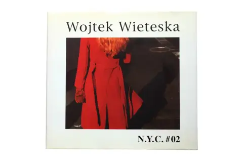 Wojtek Wieteska w czerwonym płaszczu na tle nocnego miasta. N.Y.C. #02.