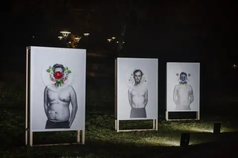 Portrety mężczyzn z kwiatami zamiast twarzy, część projektu "Bartek Jakubowski". Nocna ekspozycja w parku.