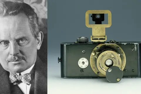 Portret Oskara Barnacka obok jego wynalazku – prototypu aparatu Leica, który zrewolucjonizował fotografię.