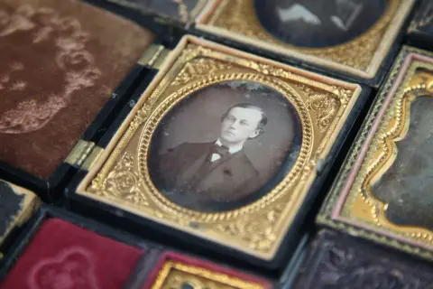 Portret mężczyzny w ozdobnej ramce, dzieło w stylu louis daguerre.