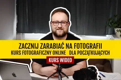 Mężczyzna w okularach zaprasza na kurs fotograficzny online. Może to być pierwszy krok do udziału w międzynarodowych konkursach fotograficznych.