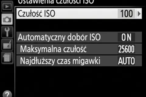 Ekran aparatu z ustawieniami czułości ISO. Widoczna opcja "Czułość ISO" ustawiona na 100, co sugeruje tryb manualny.