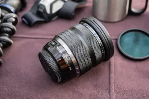 Obiektyw OM SYSTEM M. ZUIKO DIGITAL 8-25mm 1:4 PRO. Idealny do krajobrazów i szerokich ujęć, pokazuje jaki obiektyw do czego.
