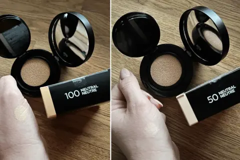 Warm beige jaki to kolor? Dwa odcienie podkładu w kompakcie: 100 i 50. Na dłoni testowany kolor.