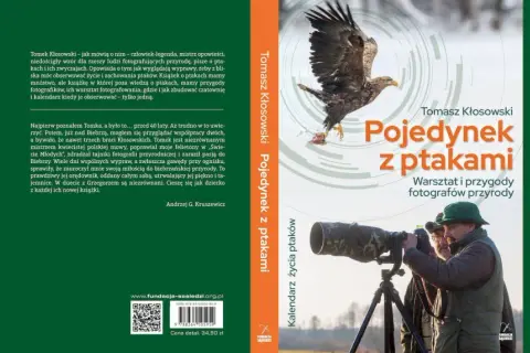 Okładka książki "Pojedynek z ptakami" Tomasza Kłosowskiego, z orłem w locie i fotografem z aparatem.