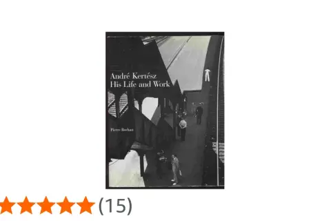Okładka książki "André Kertész: His Life and Work" z czarno-białym zdjęciem ludzi na peronie.