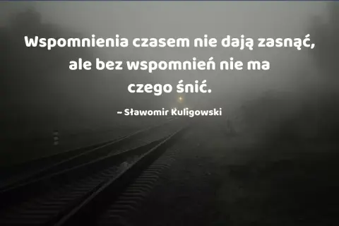Wspomnienia, które mogą stać się inspiracją do fotoksiążki. Mglisty krajobraz torów kolejowych podkreśla głębię cytatu.