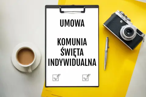 Wzór umowy z fotografem na komunię indywidualną. Na stole dokument, kawa i aparat.