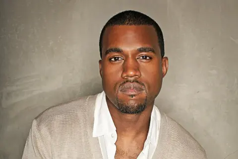 Portret Kanye Westa, ikony muzyki. Ta fotografia gwiazd uchwyciła jego charakterystyczny styl.